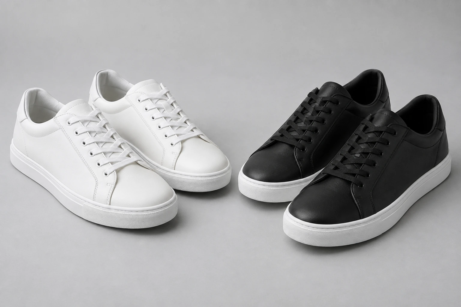 Mesmo modelo de tênis casual em dois pares completos, um branco e outro preto